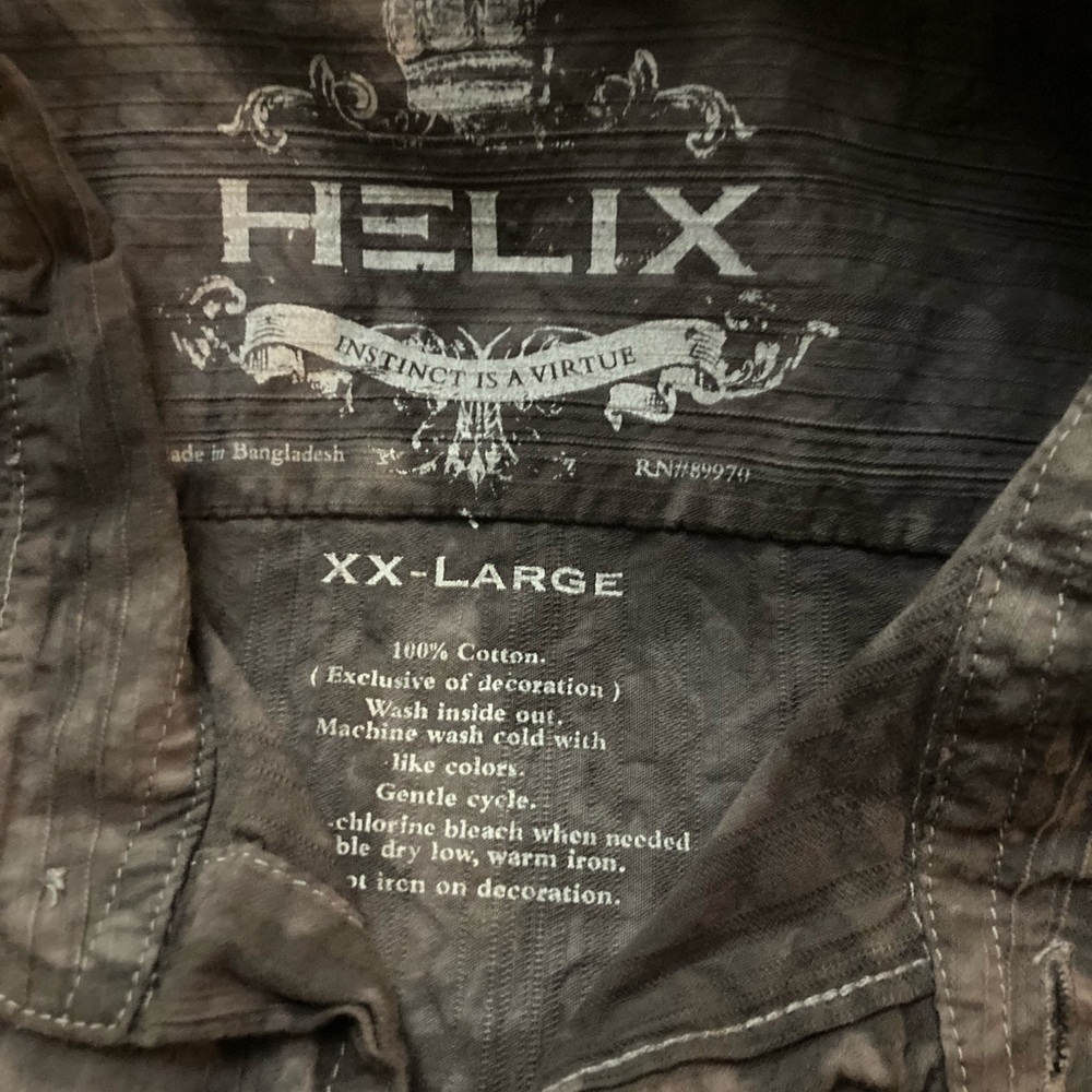 *SOLD* Men’s Helix Casual Button Down - Picture 7 of 7